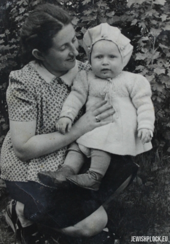 Chaja Sura Fuks with her daughter Regina, 1947
